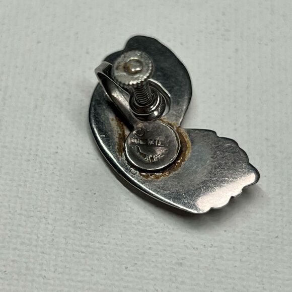 VINTAGE Silver Tone Winged Style Screwback Earrings - Picture 7 of 9